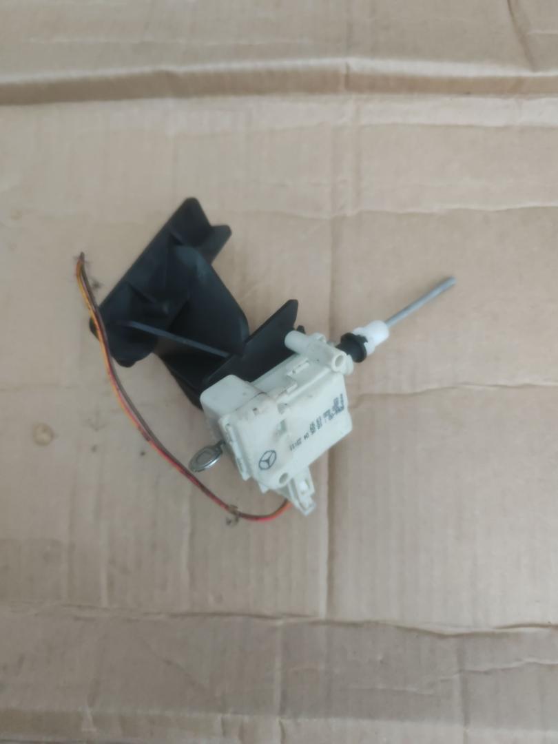 замок лючка топливного бака Mercedes-Benz E-Класс W211/S211 S211 2005, 2.6 л., бензин, АКПП, серебристый металлик, универсал - фото №1
