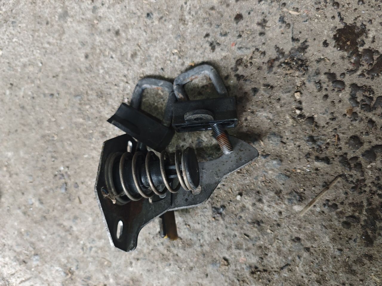 захватный крюк капота BMW 3 серия E90/E91/E92/E93 E90 2004, 2.0 л., дизель, 6МКПП, синий, седан, задний привод - фото №1