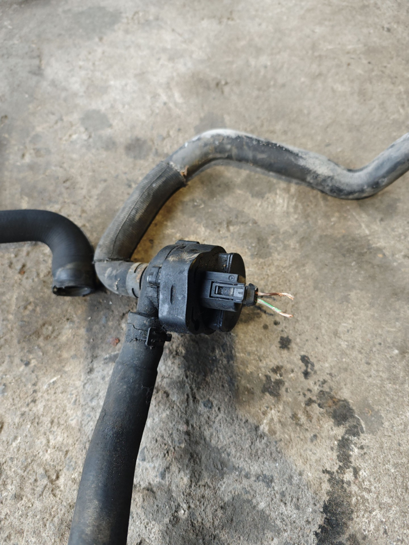 насос антифриза дополнительный Mercedes-Benz E-Класс W211/S211 S211 2004, 2.7 л., дизель, АКПП, серо-синий, универсал, задний привод - фото №1