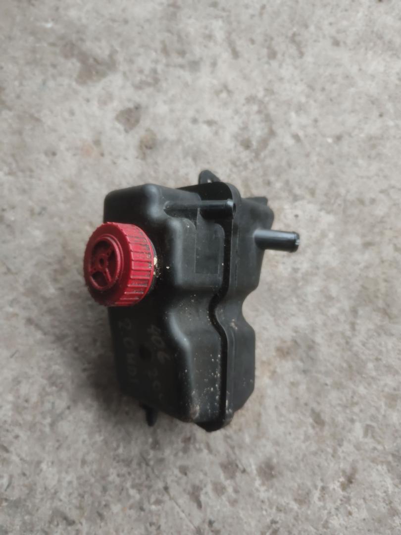 бачок гидроусилителя Peugeot 406 1 поколение (1995 - 1999), 2.0 л., HDi, дизель - фото №1