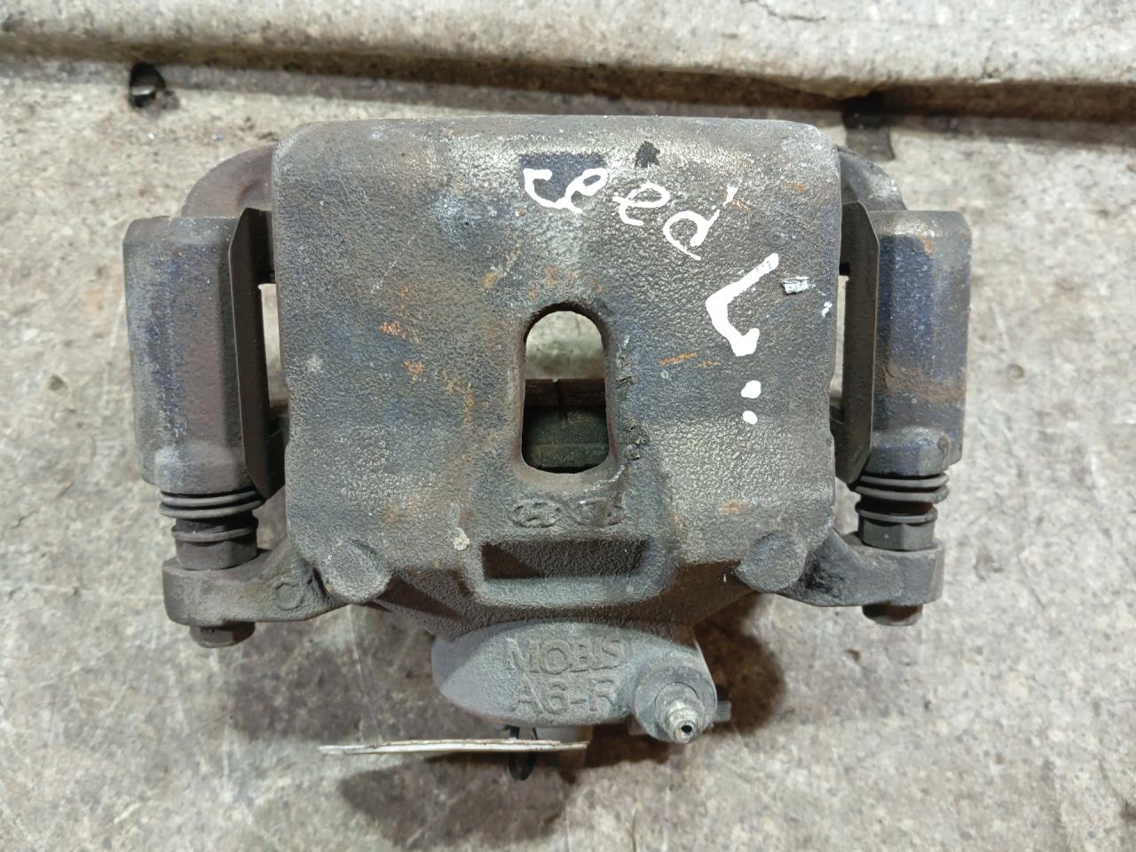 суппорт передний левый Kia Ceed 2 поколение (2012 - 2015) - фото №1