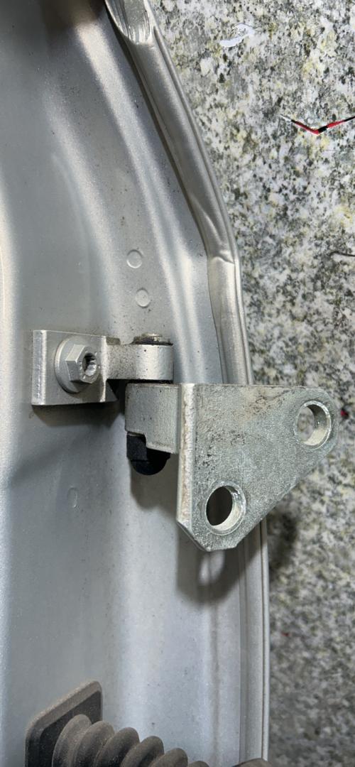 петля двери Volkswagen Passat B6 (2005 - 2010), седан - фото №1