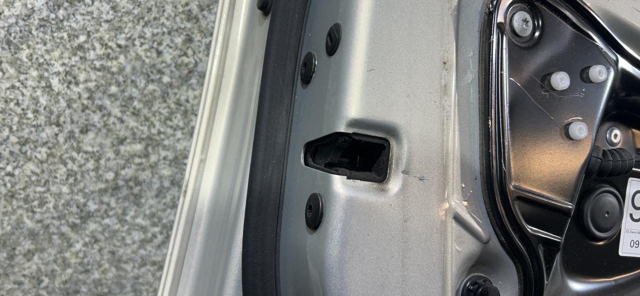 замок двери передней левой Volkswagen Passat B6 (2005 - 2010), седан - фото №1