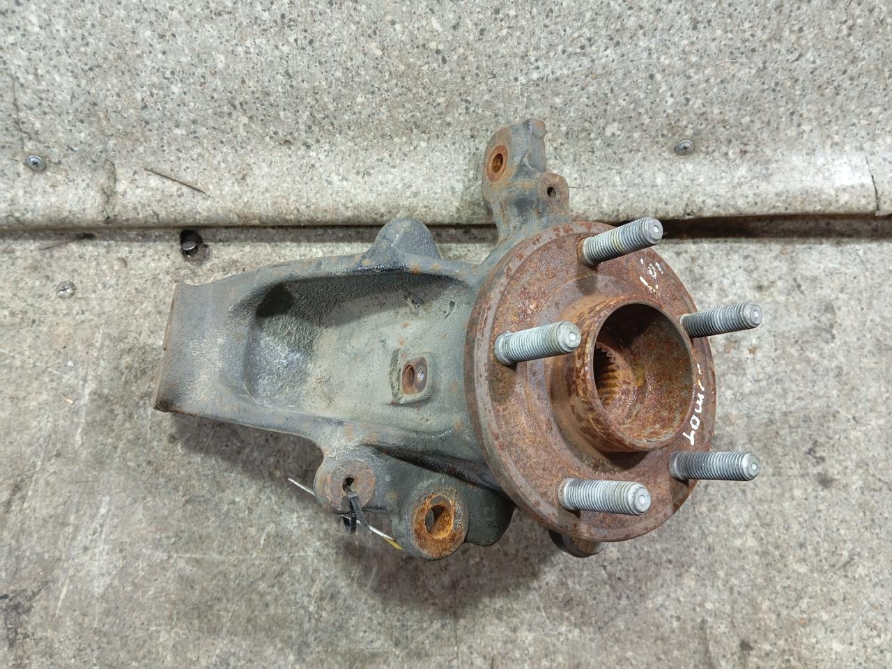 ступица передняя левая Ford Focus 3 поколение (2011 - 2015), 1.6 л., бензин - фото №1