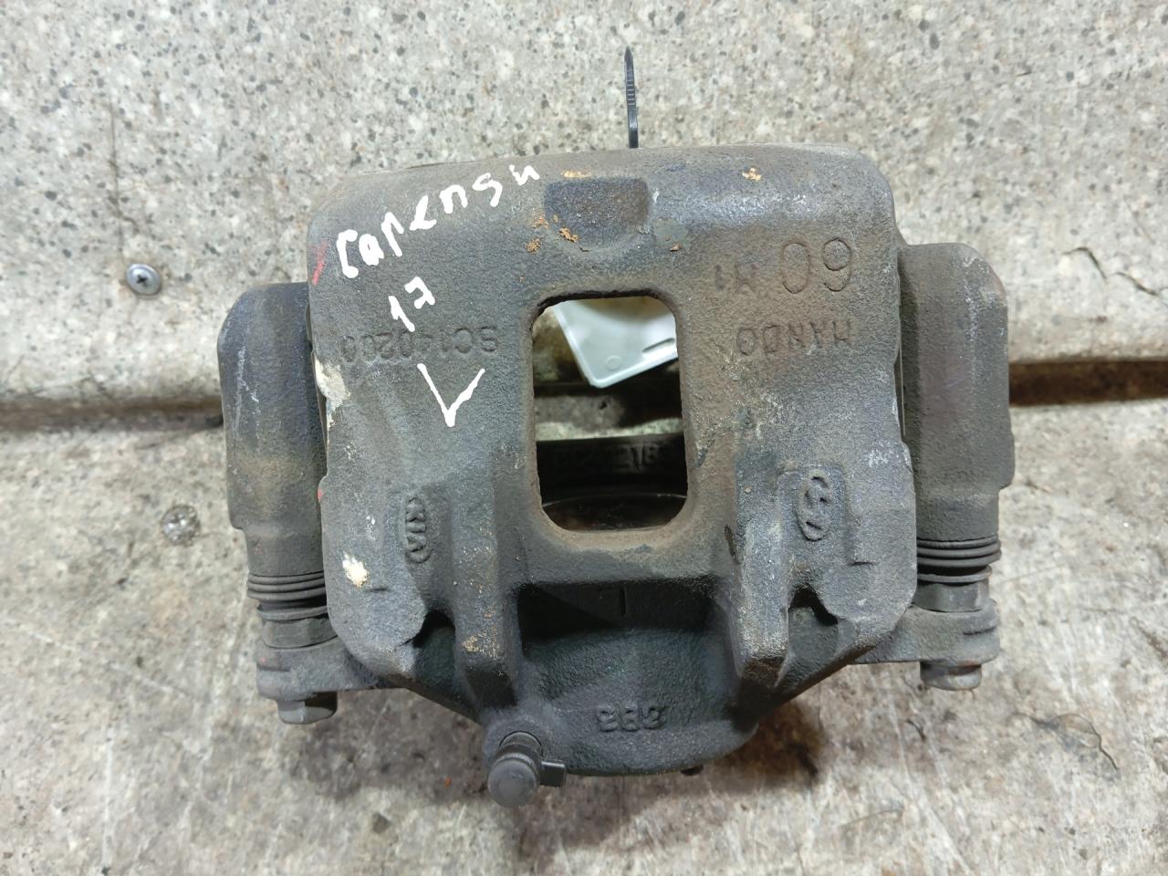 суппорт передний левый Kia Carens 3 поколение (2013 - 2019), 1.7 л., CRDi, дизель - фото №1