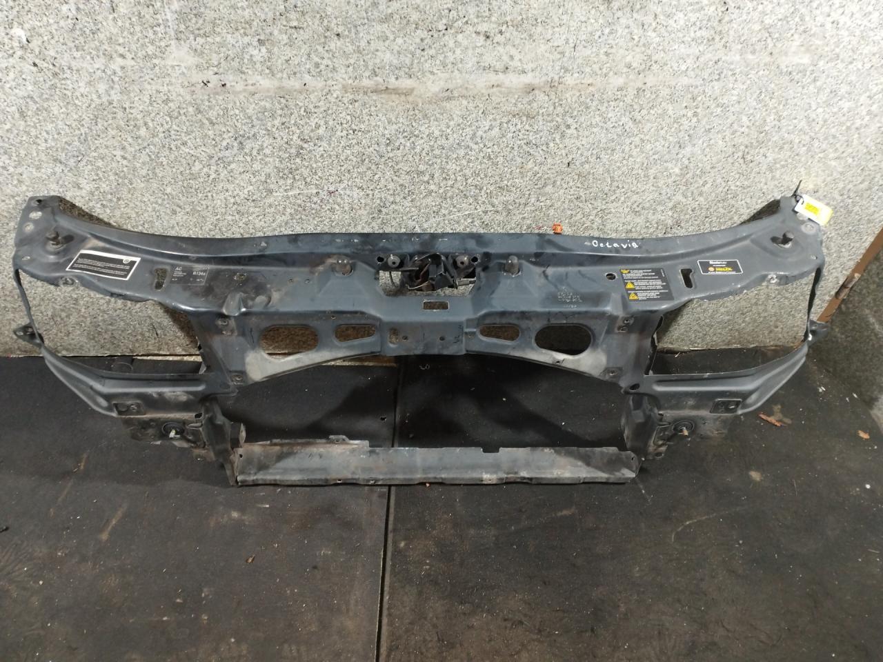 передняя панель крепления облицовки (телевизор) Skoda Octavia 1 поколение (A4) (1996 - 2000), 1U0805565D - фото №1