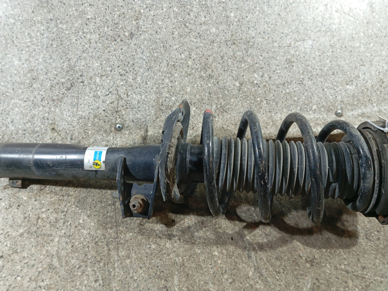 стойка передняя правая Volkswagen Tiguan 1 поколение (2007 - 2011), 2.0 л., TDi, CBAB, дизель, АКПП, полный привод, 22183750 - фото №1