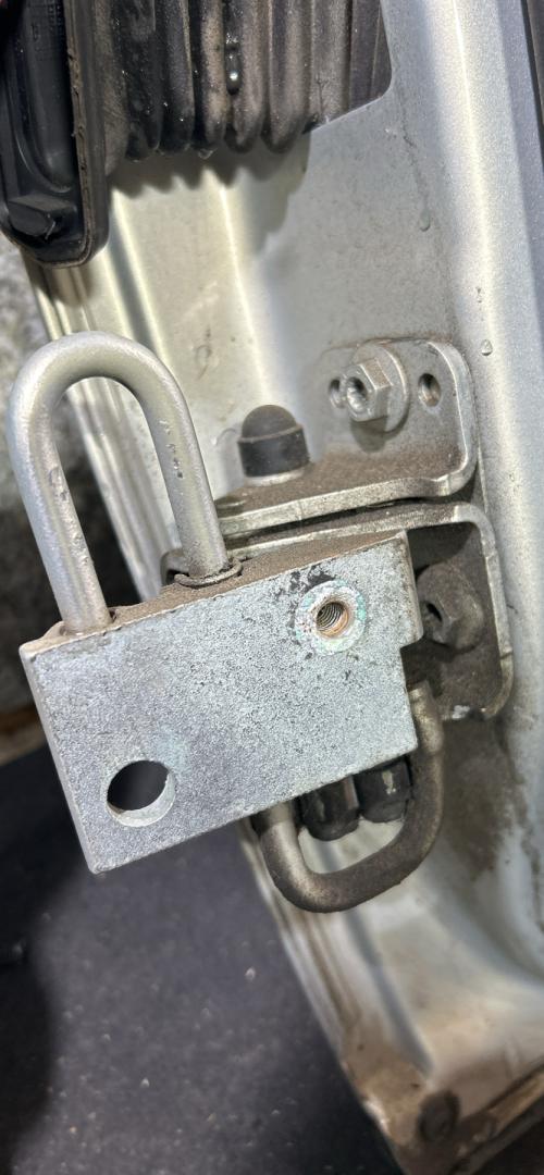 петля двери Volkswagen Passat B6 (2005 - 2010), седан - фото №1