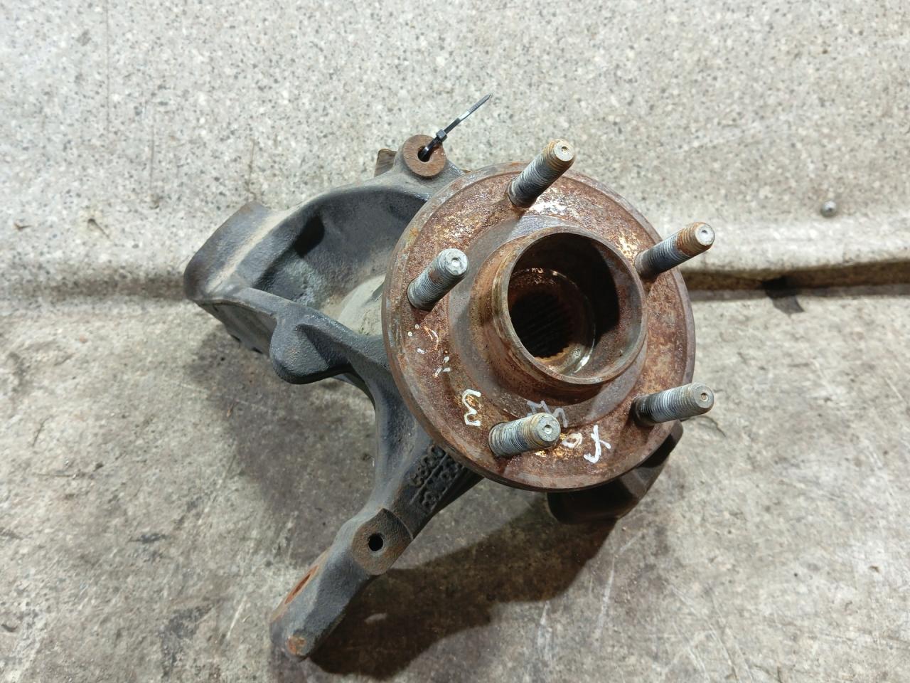 ступица передняя правая Ford Focus 3 поколение (2011 - 2015), 1.6 л., бензин - фото №1