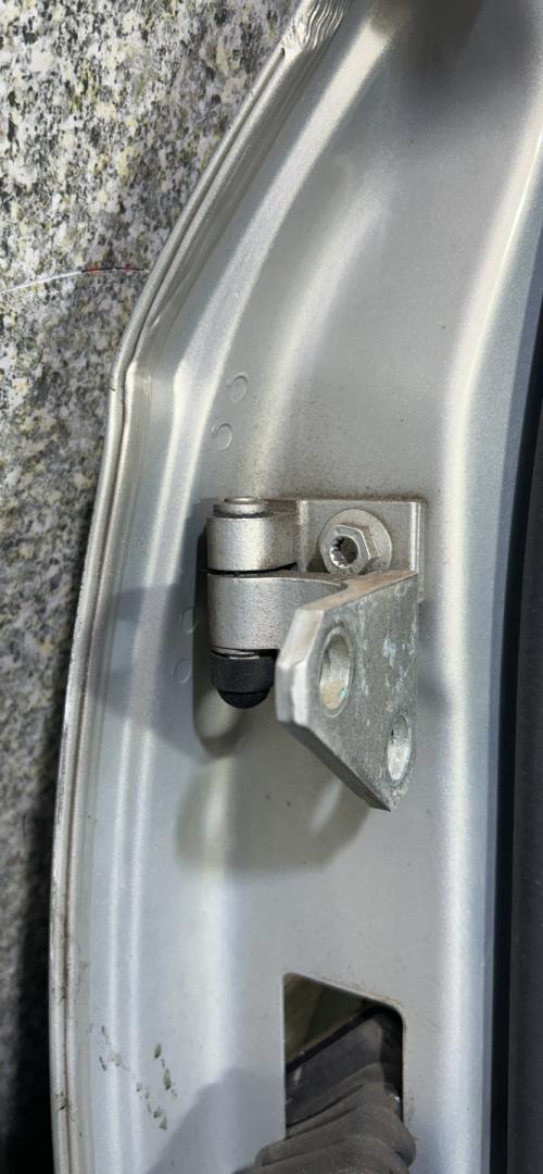 петля двери Volkswagen Passat B6 (2005 - 2010), седан - фото №1