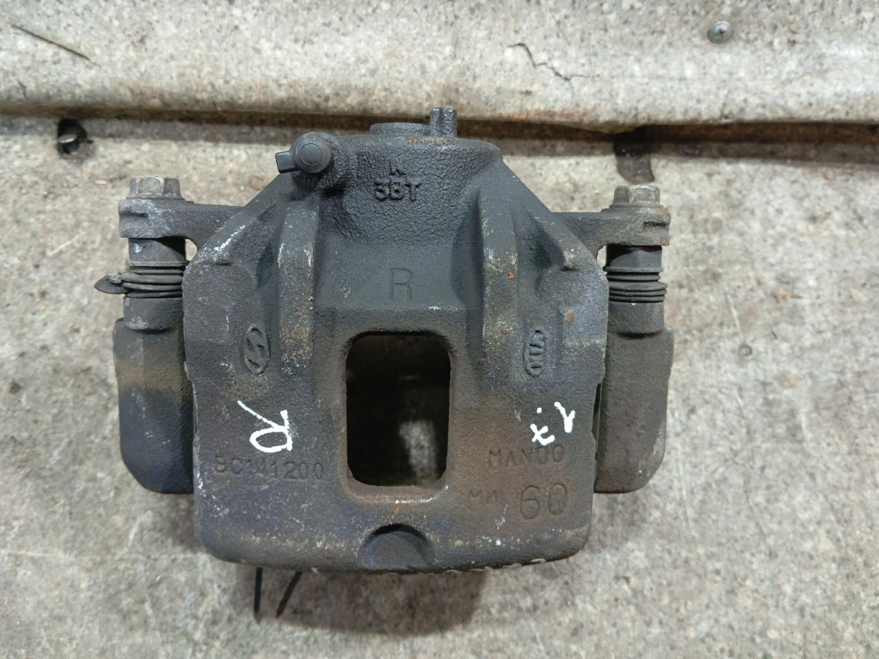 суппорт передний правый Kia Carens 3 поколение (2013 - 2019), 1.7 л., CRDi, дизель - фото №1