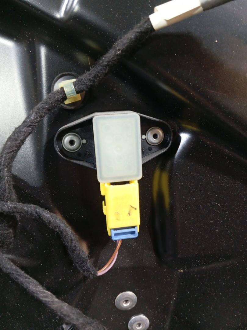 датчик удара Volkswagen Passat B6 (2005 - 2010), седан - фото №1