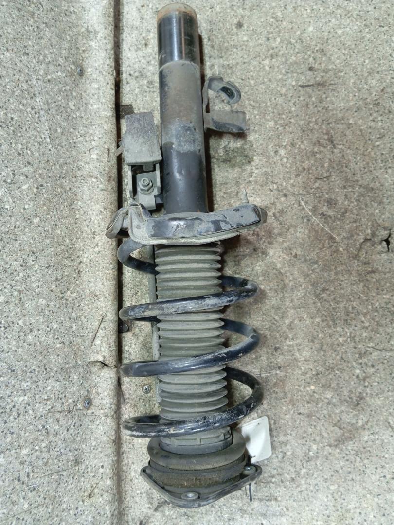 стойка передняя левая Ford Focus 3 поколение (2011 - 2015), 1.6 л., бензин - фото №1