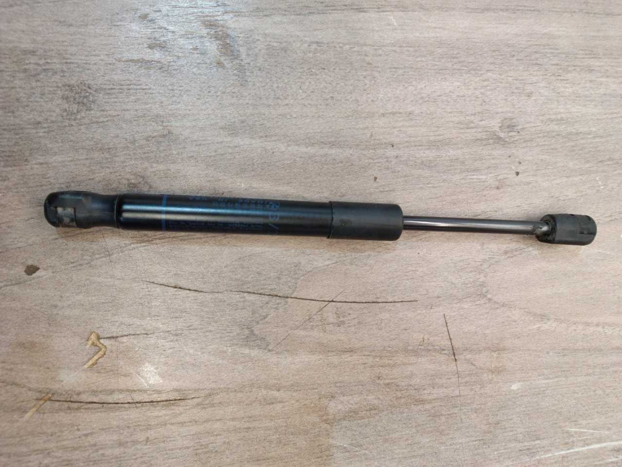 амортизатор капота BMW X5 G05 2019, 3.0 л., B58B30C, бензин, АКПП, a96, внедорожник 5 дв., полный привод, 51237418188, 7418188 - фото №1