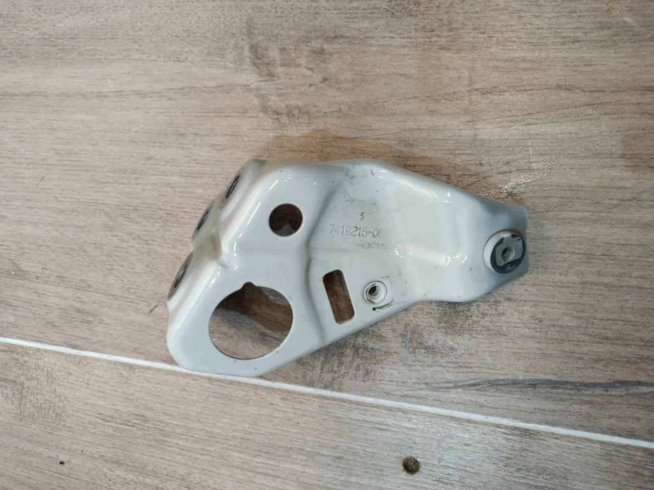 крепление ( кронштейн ) крыла BMW X5 G05 2019, 3.0 л., B58B30C, бензин, АКПП, a96, внедорожник 5 дв., полный привод, 7418215, 41007492365, 7492365 - фото №1