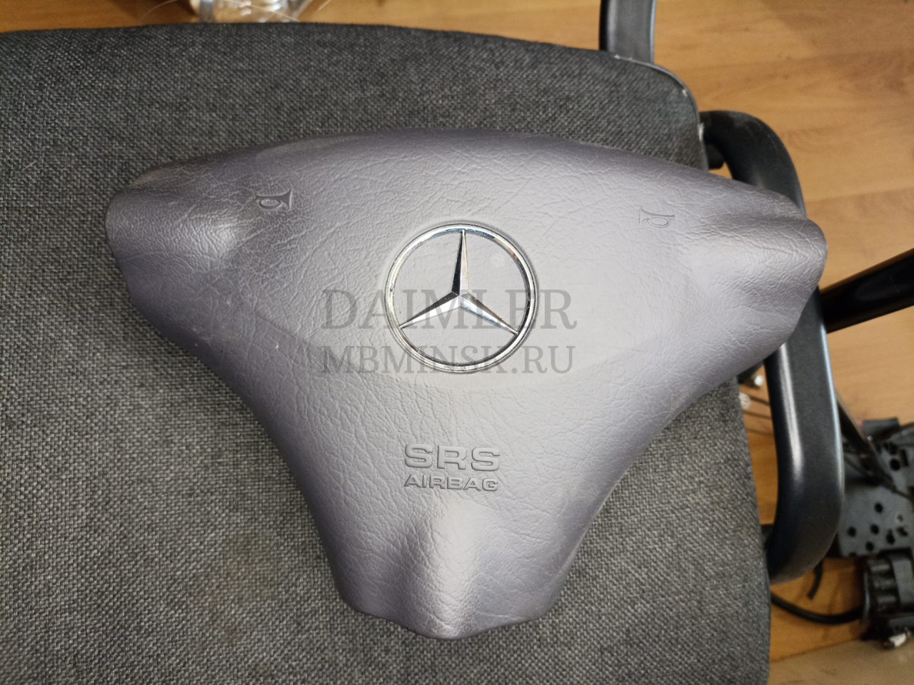 подушка безопасности водителя Mercedes-Benz A-Класс W168 2000, 1.6 л., M 166.960, бензин, хетчбэк 5 дв., 1684600298 - фото №1