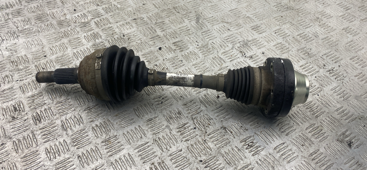 полуось передняя левая (приводной вал, ШРУС) Audi Q7 4L 2007, 3.0 л., BUG, дизель, АКПП, полный привод, правый руль, 7L0407271E - фото №1