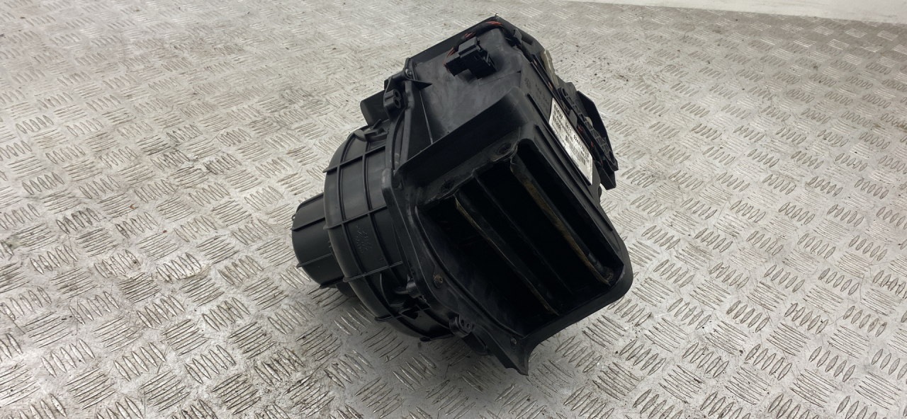 моторчик печки BMW 5 серия F07/F10/F11 F10 2012, 2.5 л., дизель, АКПП, sophistog brillan metall (b90), седан, задний привод, правый руль, 9248170, 6411924817 - фото №1