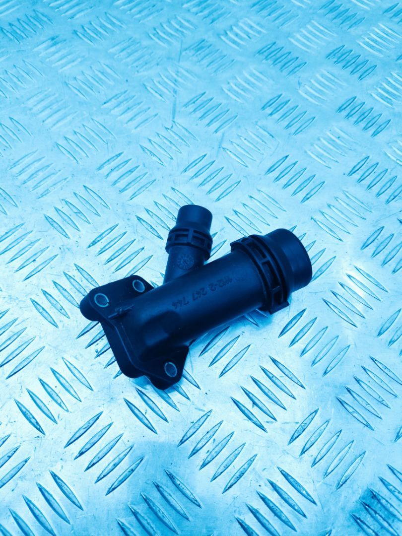 фланец (тройник) системы охлаждения BMW X5 E70 2010, 3.0 л., M57 D30 (306D5), дизель, 11122247744, 2247744 - фото №1