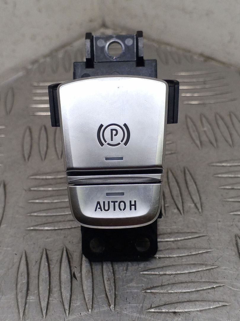 кнопка ручного тормоза (ручника) BMW 7 серия G11/G12 G11 2017, 3.0 л., B57 D30 A, дизель, АКПП, carbonschwarz metallic (416), седан, задний привод, правый руль, 61316819981, 61319109308, 6819981, 9109308 - фото №1