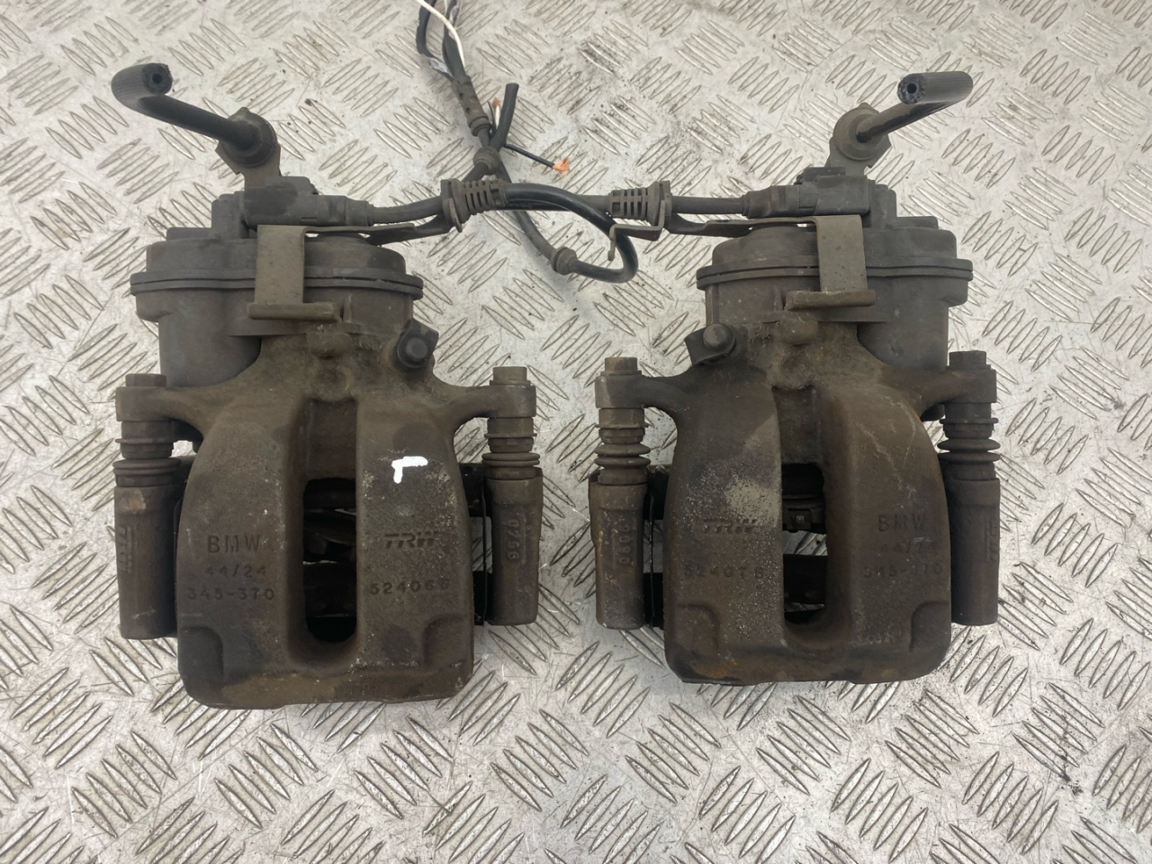 суппорт задний левый BMW 7 серия G11/G12 G11 2017, 3.0 л., B57 D30 A, дизель, АКПП, carbonschwarz metallic (416), седан, задний привод, правый руль - фото №1