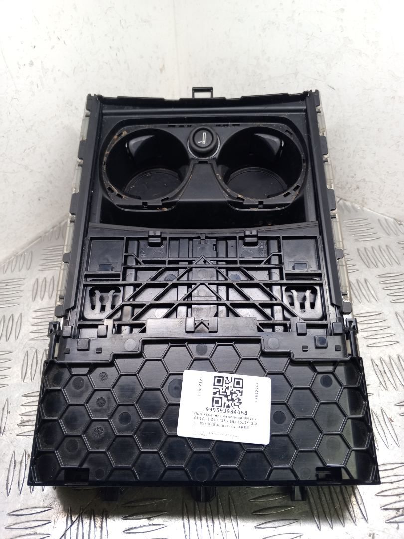 подстаканник BMW 7 серия G11/G12 G11 2017, 3.0 л., B57 D30 A, дизель, АКПП, carbonschwarz metallic (416), седан, задний привод, правый руль, 51169302629, 9302629 - фото №1