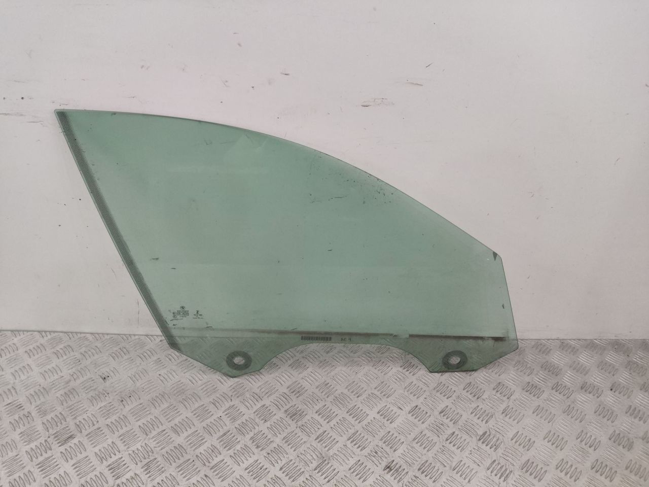 стекло двери передней правой BMW 3 GT F34 2016, 3.0 л., N55 B30 A, бензин, АКПП, белый, хетчбэк 5 дв., полный привод - фото №1