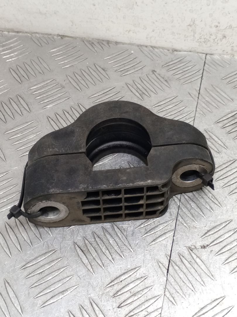 крепление стабилизатора / втулки стабилизатора BMW 7 серия G11/G12 G11 2017, 3.0 л., B57 D30 A, дизель, АКПП, carbonschwarz metallic (416), седан, задний привод, правый руль, 31356861471, 6861471 - фото №1