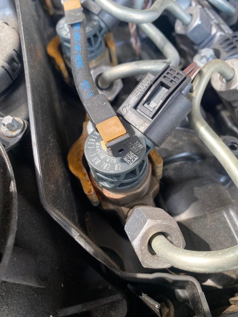 форсунка BMW 1 серия F20/F21 2014, 2.0 л., N47 D20 C, дизель, МКПП, задний привод, 7810702, 13537810702 - фото №1