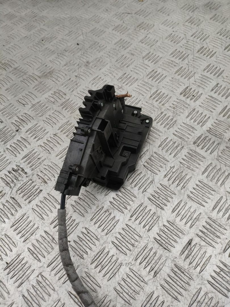 замок двери задней левой Mercedes-Benz C AMG W205 2017, 4.0 л., M 177.980, бензин, АКПП, 197, седан, задний привод, правый руль, A2220064099 - фото №1