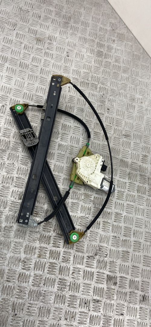 стеклоподъемник электрический задний левый Audi Q7 4L 2007, 3.0 л., BUG, дизель, АКПП, полный привод, правый руль, 4L0959801B, 4L0839461A - фото №1