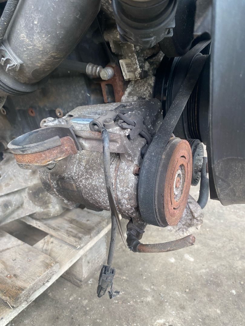 компрессор кондиционера Land Rover Range Rover 3 поколение 2004, 3.0 л., 306D1, дизель, АКПП - фото №1