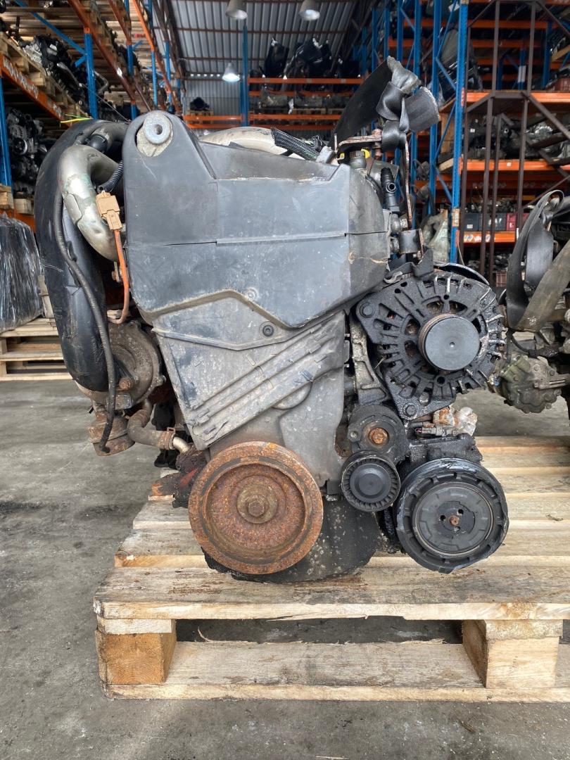 генератор Renault Megane 3 поколение 2011, 1.5 л., K9K 846, дизель, МКПП, TG15C146, 211040435 - фото №1