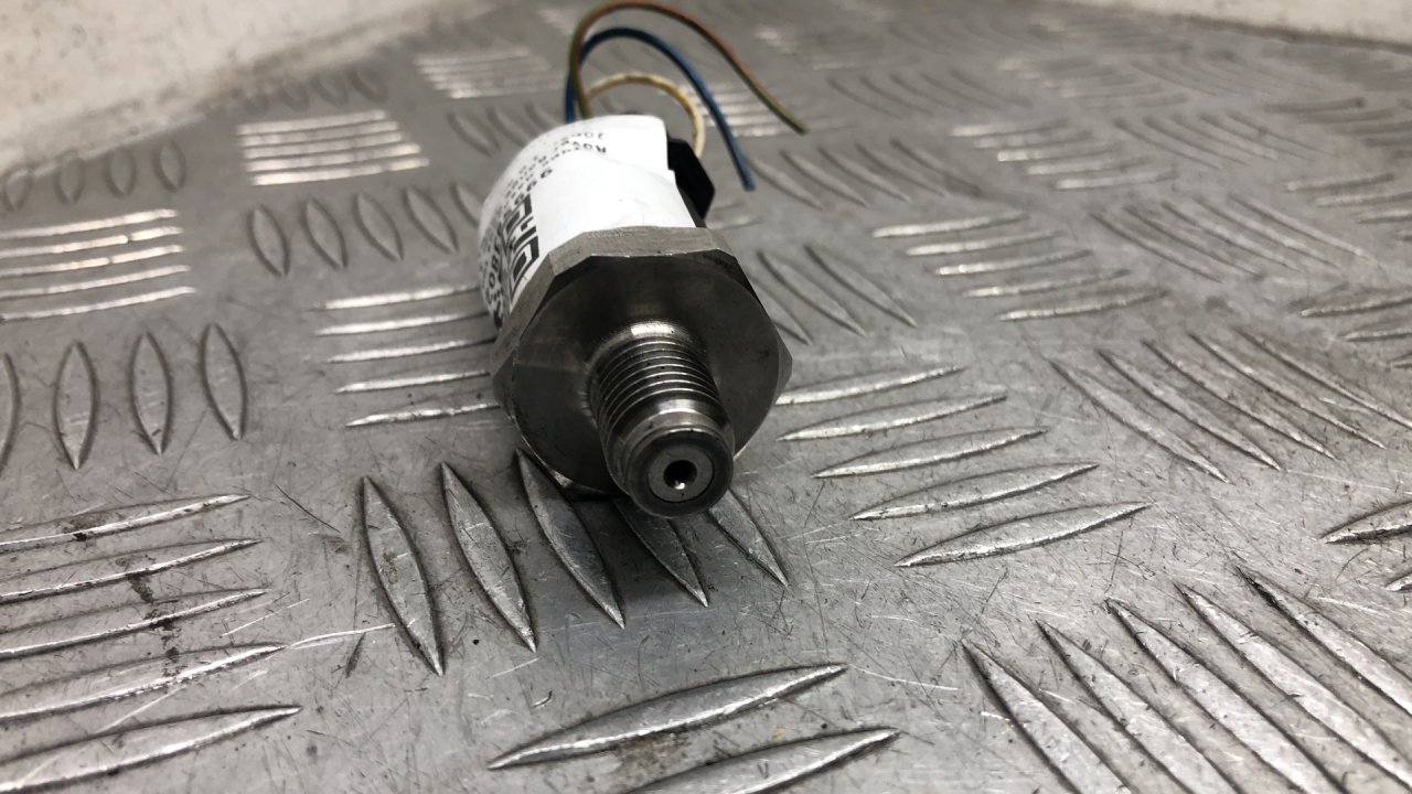 датчик давления топлива Land Rover Range Rover 3 поколение 2005, 3.0 л., 306D1, дизель, АКПП, 0281002475 - фото №1