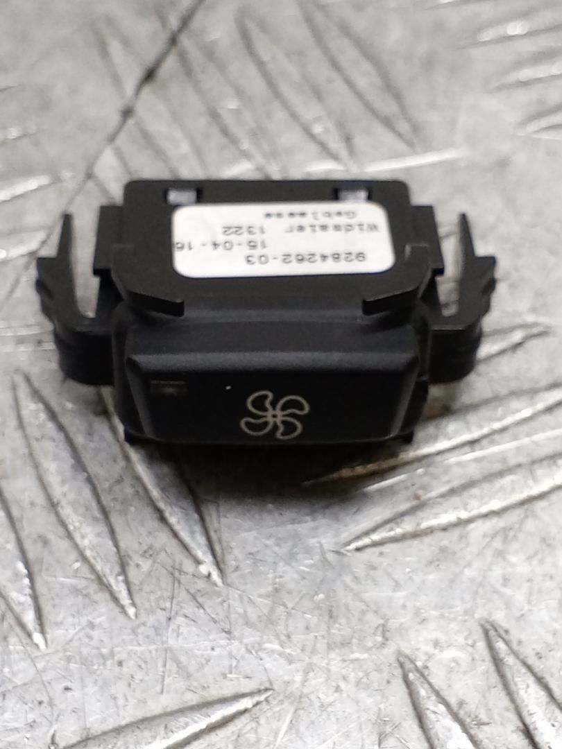 кнопка (выключатель) BMW X5 F15 2017, 3.0 л., N57 D30 B, дизель, АКПП, carbonschwarz metallic (416), внедорожник 5 дв., полный привод, правый руль, 61319284262, 9284262 - фото №1