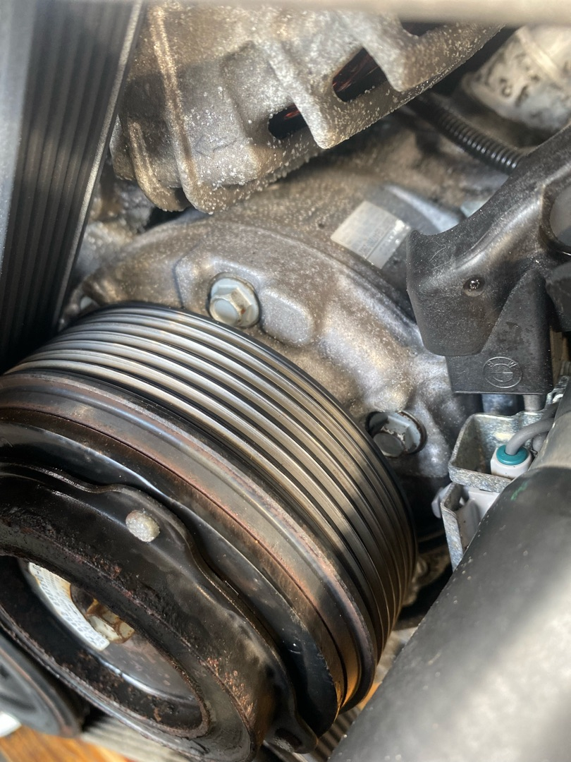 компрессор кондиционера BMW 5 серия F07/F10/F11 2011, 3.0 л., N57 D30 A, дизель, АКПП, sophistog brillan metallic (a90), универсал, задний привод, правый руль, 64526987890, 6987890 - фото №1