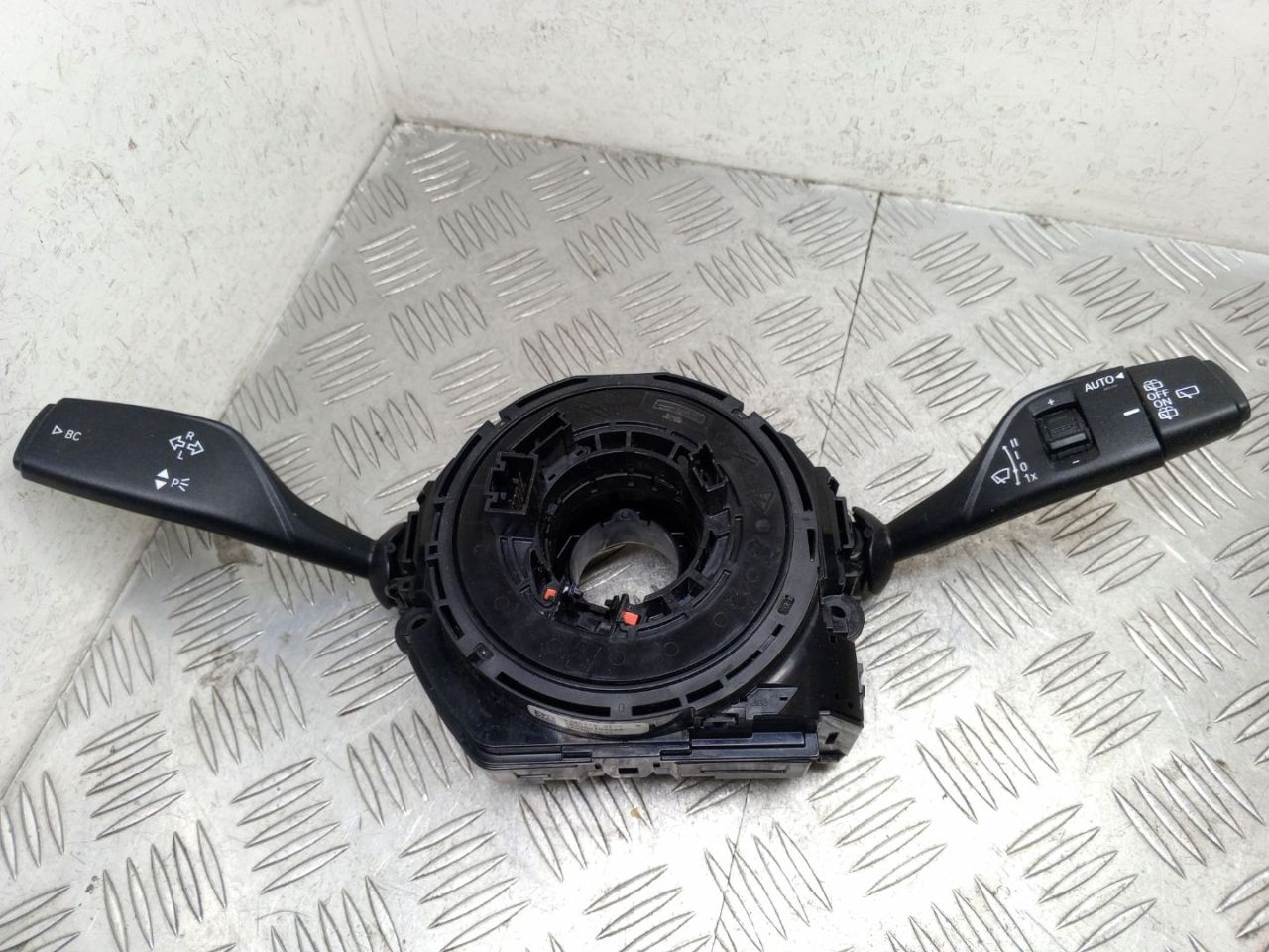 шлейф руля BMW X5 F15 2017, 3.0 л., N57 D30 B, дизель, АКПП, carbonschwarz metallic (416), внедорожник 5 дв., полный привод, правый руль, 61319320136, 61319368599, 9320136, 9368599 - фото №1