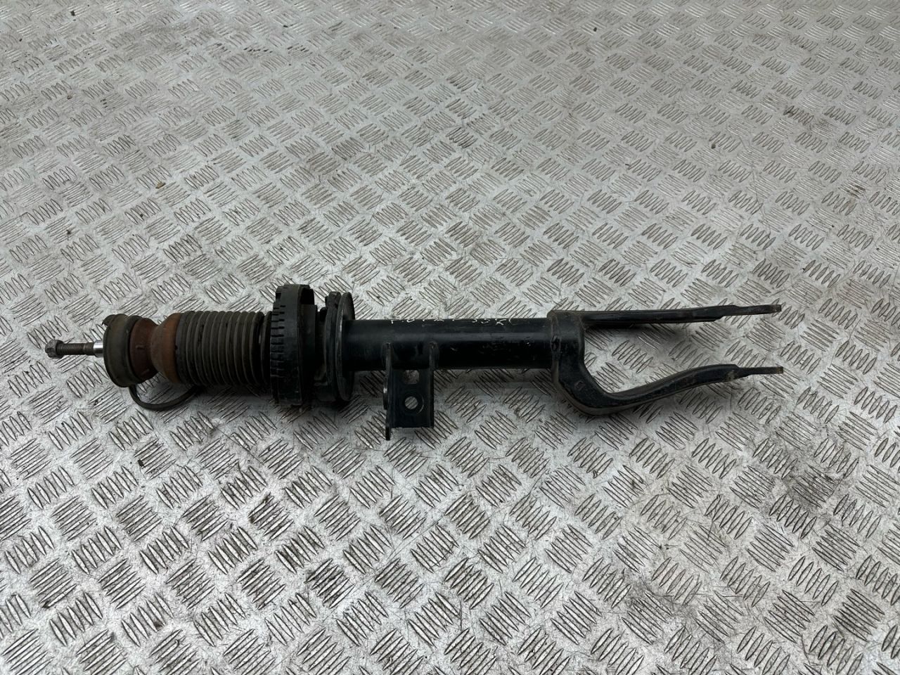 амортизатор передний левый BMW 5 серия F07/F10/F11 2011, 3.0 л., N55 B30 A, бензин, 6789361 - фото №1