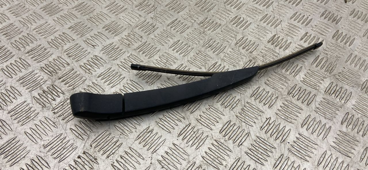 щеткодержатель задний BMW X1 F48 2016, 2.0 л., B47 C20 A, дизель, МКПП, alpinweiß iii (300), внедорожник 5 дв., полный привод, правый руль - фото №1