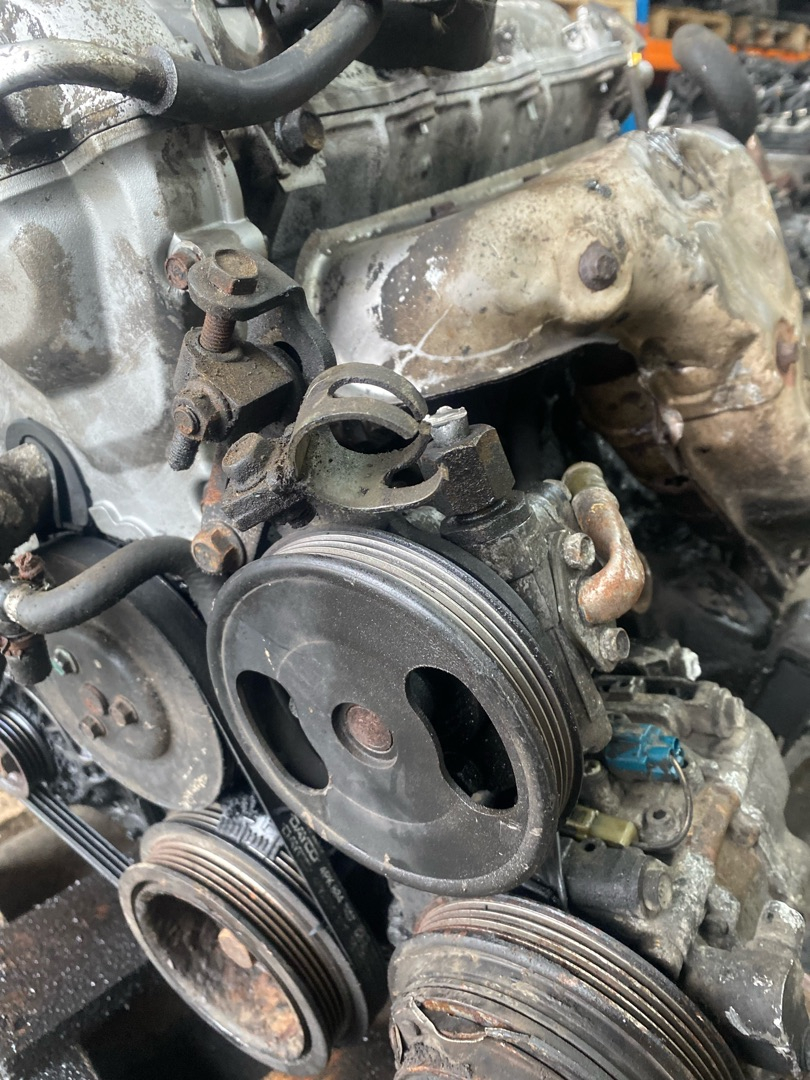 насос гидроусилителя руля Mazda MX-5 1 поколение 1993, 1.8 л., BPF1, бензин, МКПП - фото №1