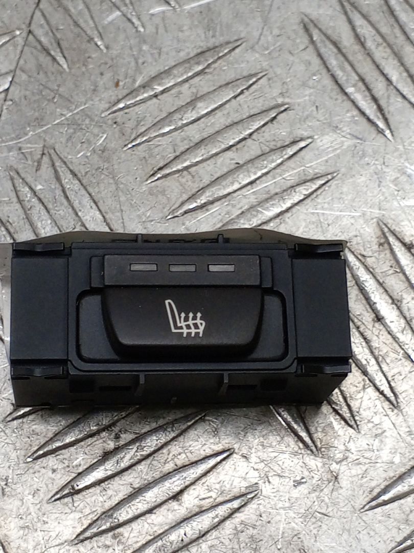 кнопка обогрева сидений BMW X5 F15 2017, 3.0 л., N57 D30 B, дизель, АКПП, carbonschwarz metallic (416), внедорожник 5 дв., полный привод, правый руль, 61319384806, 9384806 - фото №1