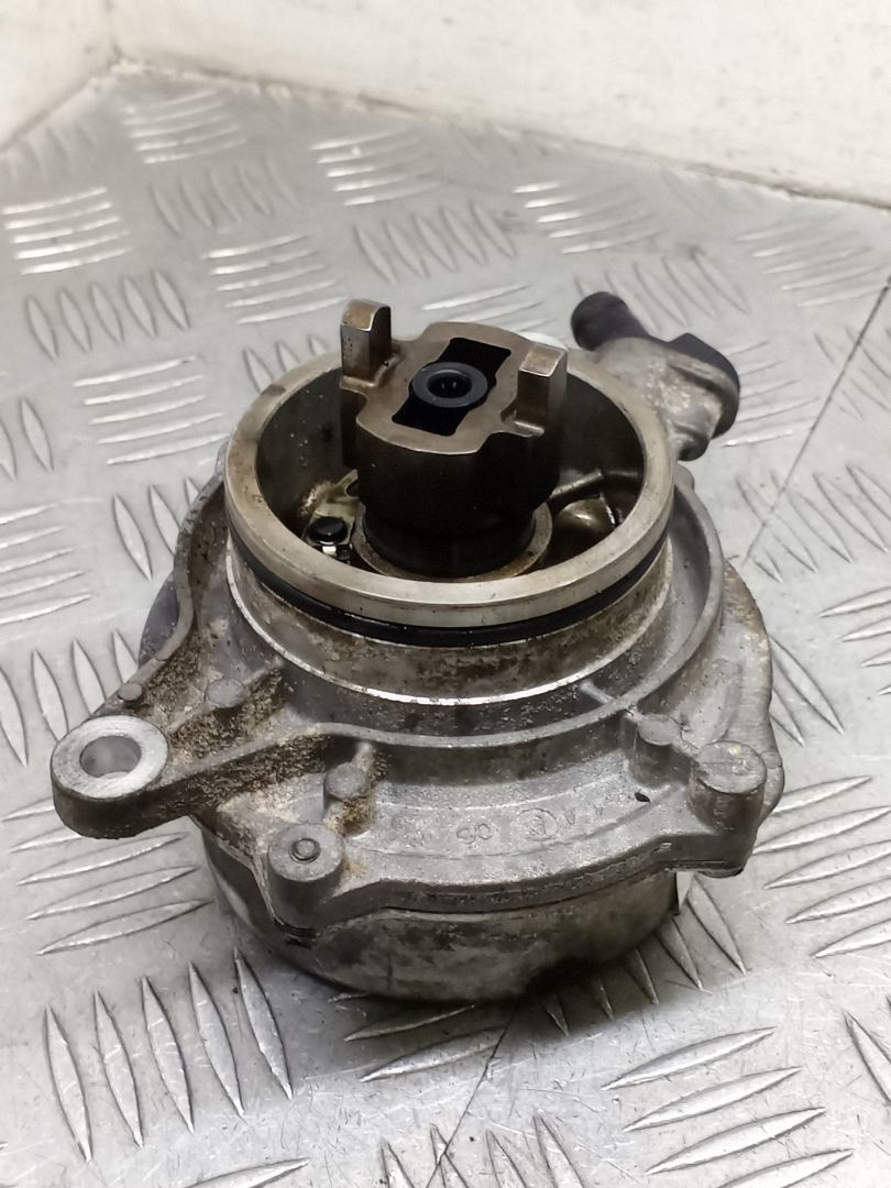 насос вакуумный BMW 5 серия E60/E61 2006, 2.5 л., M57 D25 (256D2), дизель, АКПП, M57D25, 256D2, M57D25TU, M57N25D2, 7791232, 11667791232 - фото №1