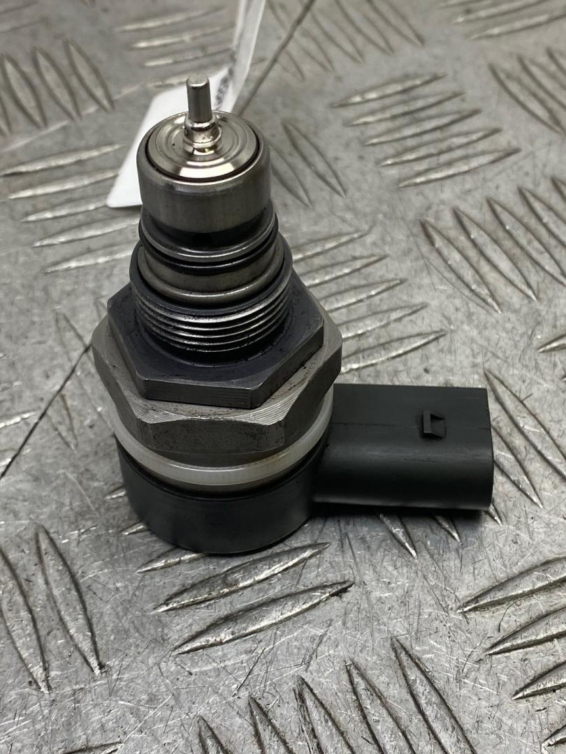 pегулятор давления топлива BMW 5 серия F07/F10/F11 2012, 2.0 л., N47 D20 C, дизель, АКПП, седан, задний привод, правый руль, 0281002949, 7801992, 13537801992 - фото №1