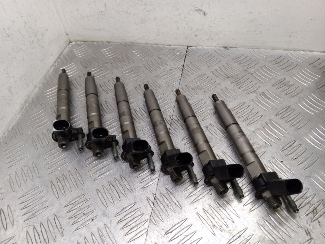 форсунка BMW X5 F15 2015, 4.0 л., дизель, АКПП, black sapphire metallic (475), внедорожник 5 дв., полный привод, правый руль, 13537823461, 7823461, 0445117030 - фото №1