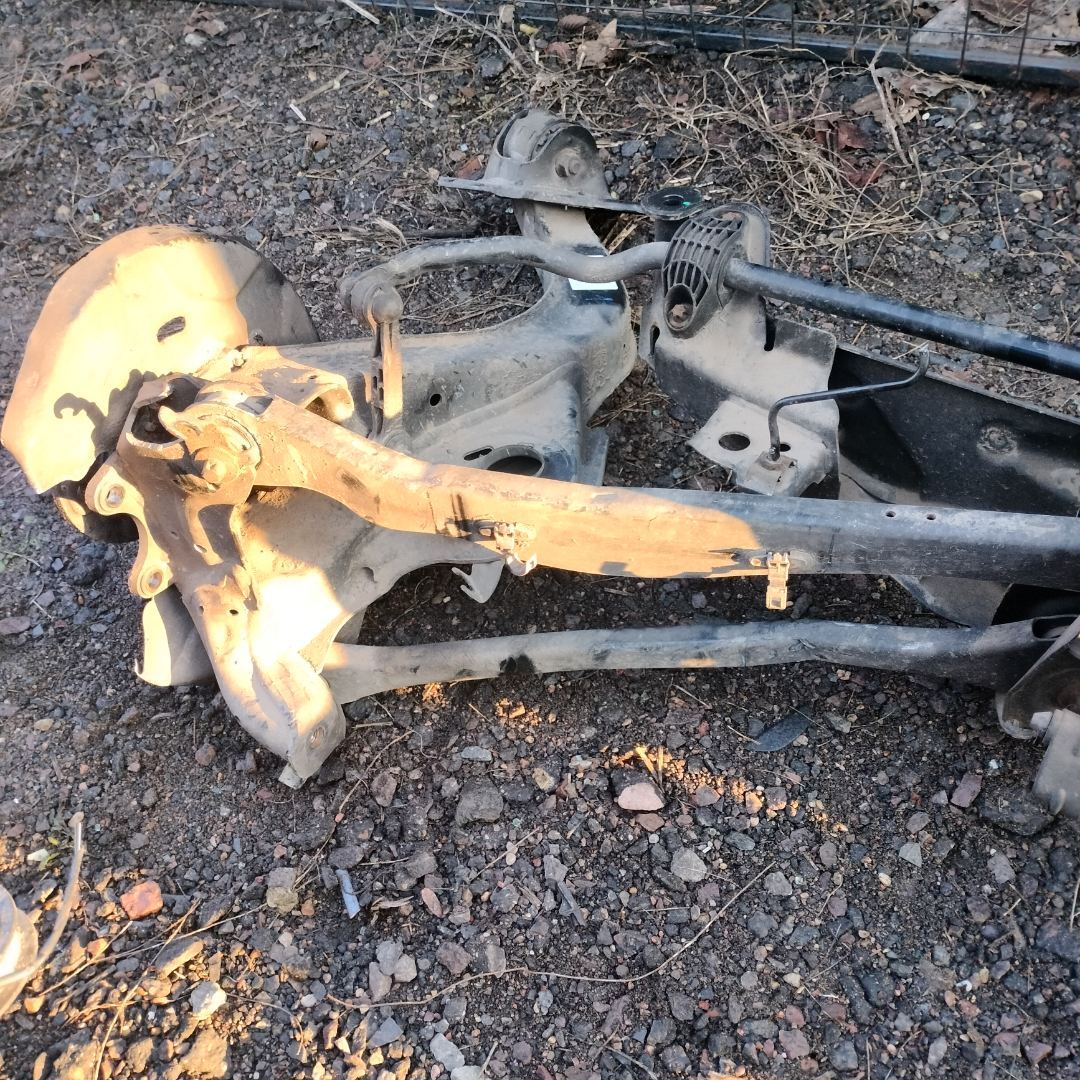 кулак задний левый BMW X1 F48 2016, 2.0 л., B47 C20 A, дизель, МКПП, alpinweiß iii (300), внедорожник 5 дв., полный привод, правый руль - фото №1