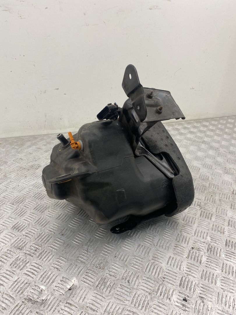 бак AdBlue (мочевины) BMW X5 F15 2017, 3.0 л., N57 D30 B, дизель, АКПП, carbonschwarz metallic (416), внедорожник 5 дв., полный привод, правый руль, 7295653 - фото №1