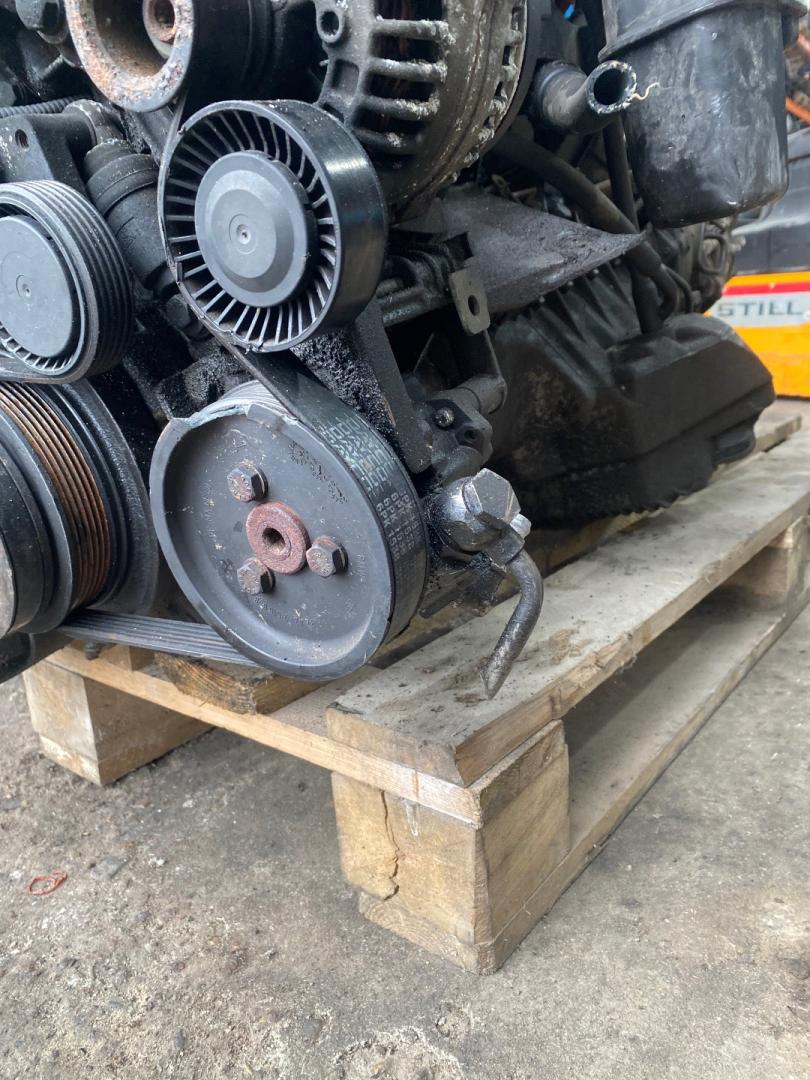 насос гидроусилителя руля BMW 5 серия E60/E61 2004, 2.2 л., M54 B22 (226S1), бензин, МКПП - фото №1