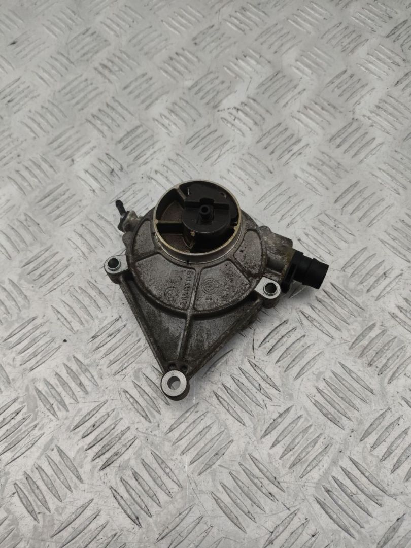насос вакуумный BMW 2 серия F22/F23 2015, 2.0 л., N20 B20 A, бензин, 11667640279, 7640279 - фото №1
