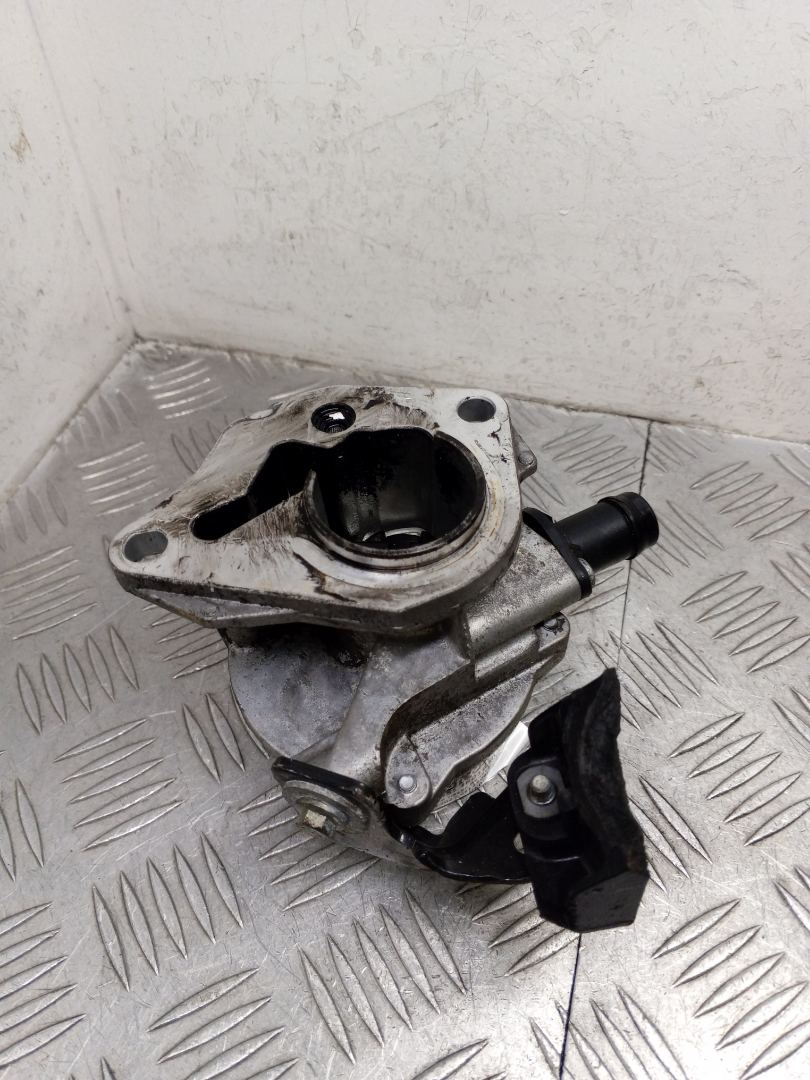 насос вакуумный Renault Megane 2 поколение 2006, 1.5 л., K9K 276, дизель, МКПП, 82001005306 - фото №1