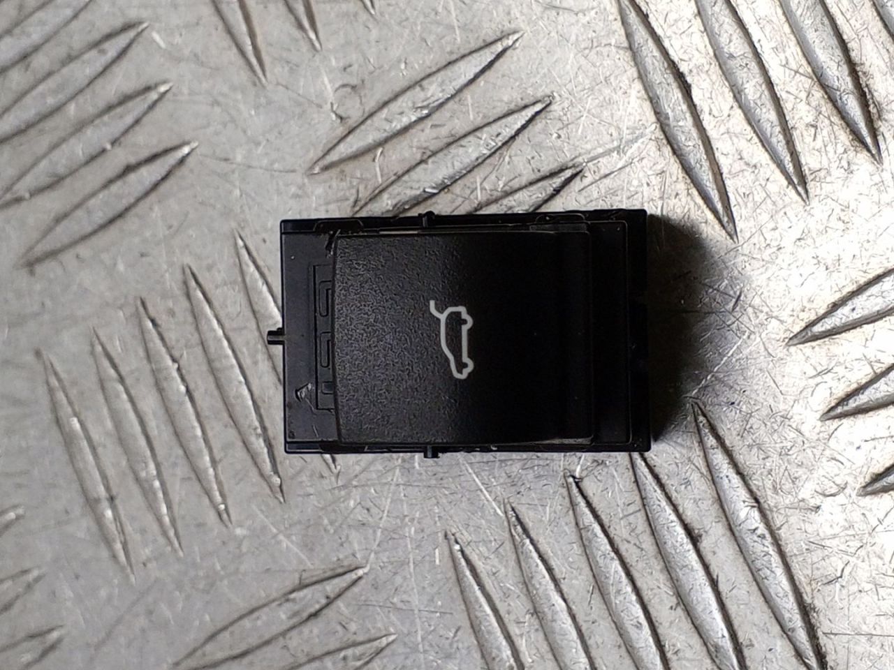 кнопка открытия багажника BMW X5 M F85 2018, 4.4 л., S63 B44 B, бензин, АКПП, внедорожник 5 дв., полный привод, правый руль, 61319318704, 9318704 - фото №1